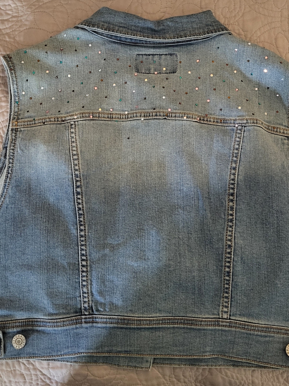 torrid 2x Light Wash Denim Vest with Multicolor Studs nwot - Picture 4 of 5